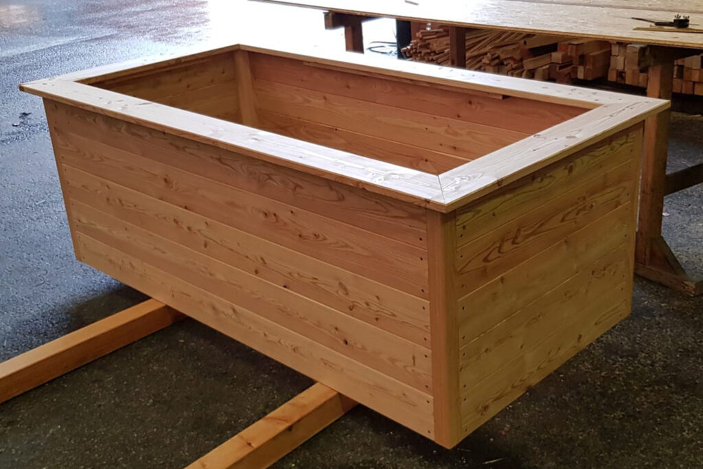 Hochbeet aus Lärchenholz, langlebig, natürlich, ideal für den Garten, natürliche Optik, widerstandsfähig gegen Feuchtigkeit, Witterung und Schädlinge. Ideal für Hochbeete im Garten, Terrasse und Hof. Für ergonomisches Gärtnern, erhöhte rückenschonende Arbeitshöhe, benötigt wenig Pflege